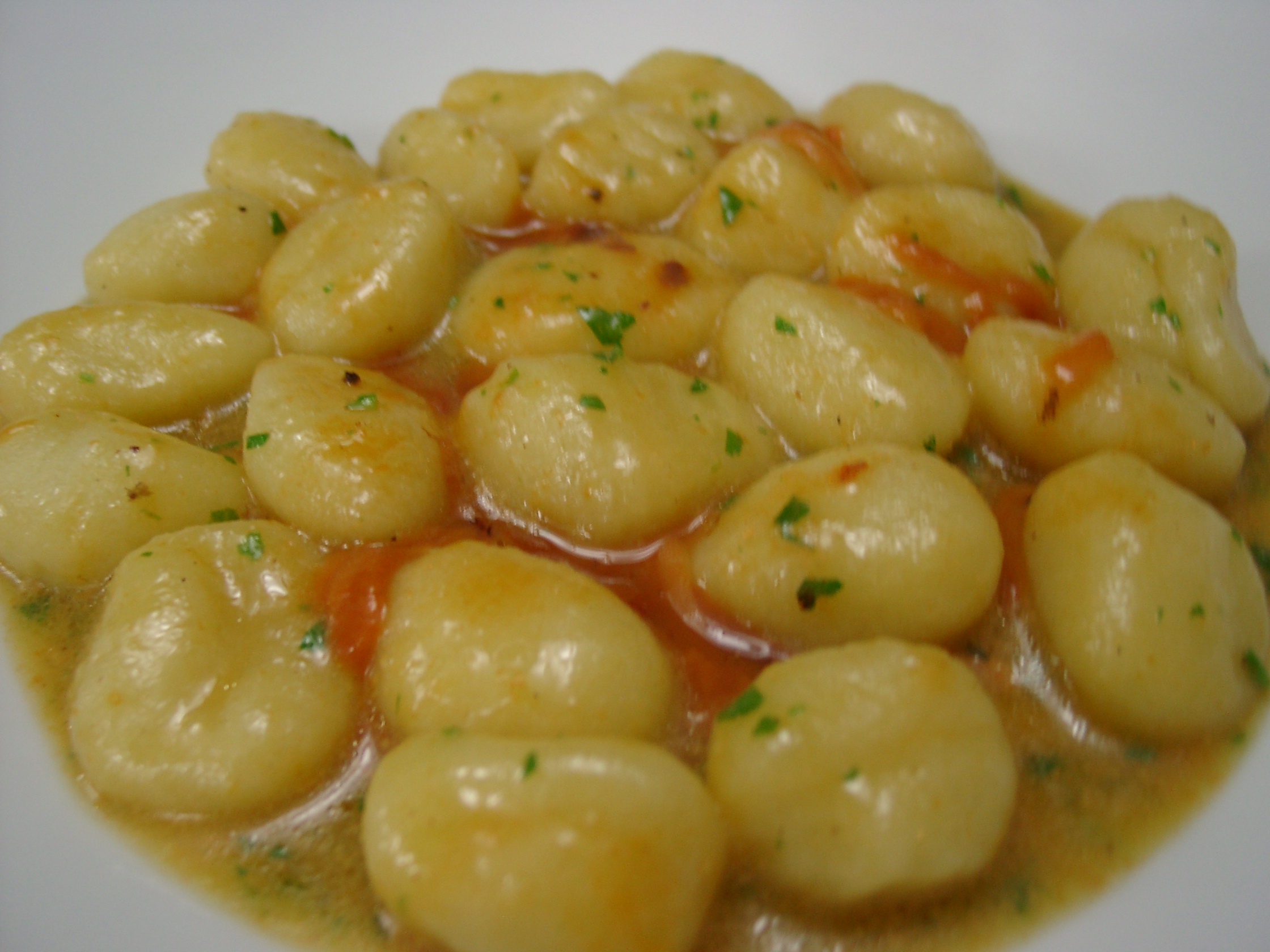 Gnocchi di ricotta ovina con uova di ricci di mare