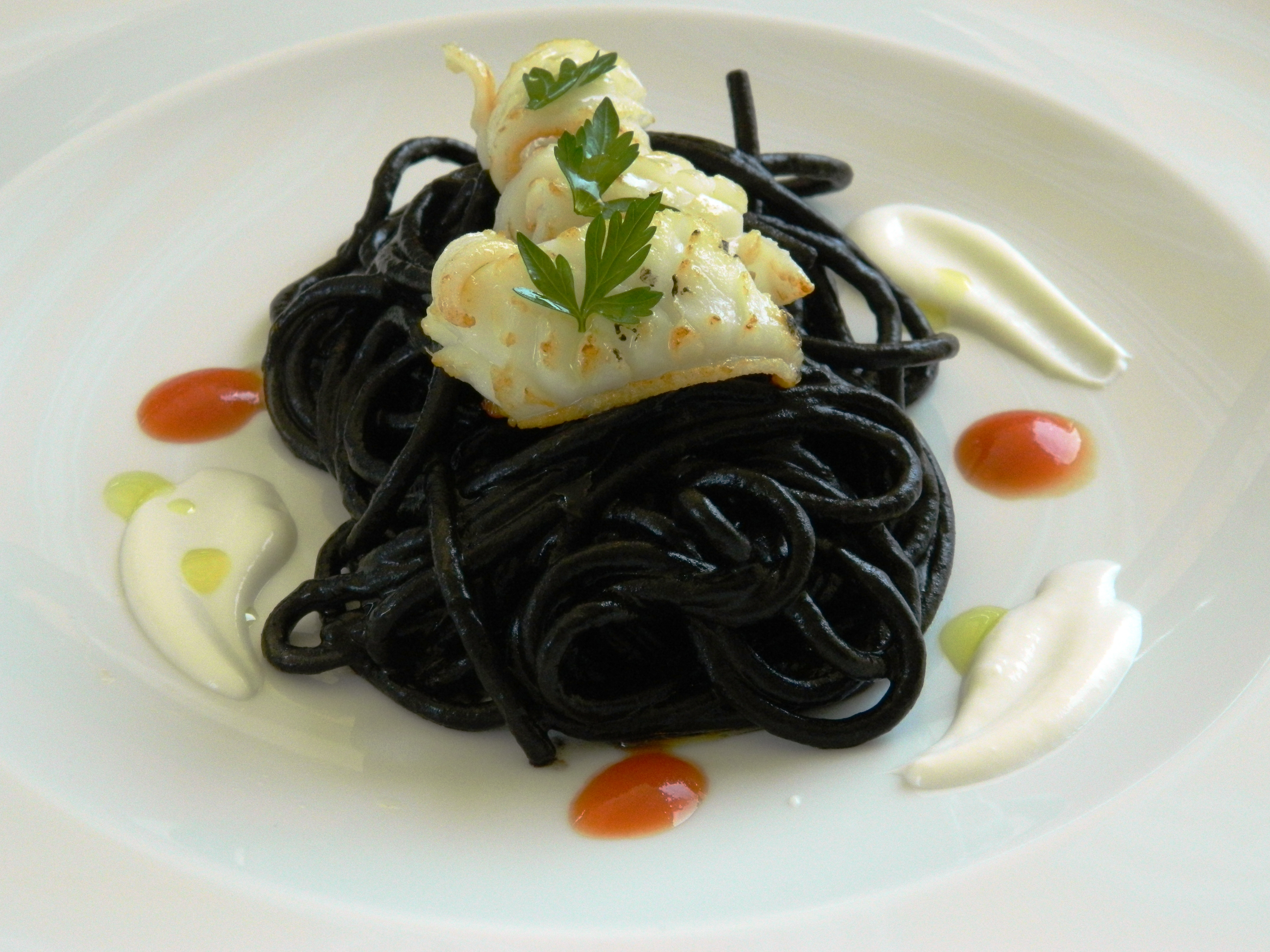 Spaghetti al nero di seppie,gocce di ciliegino e ricotta ovina