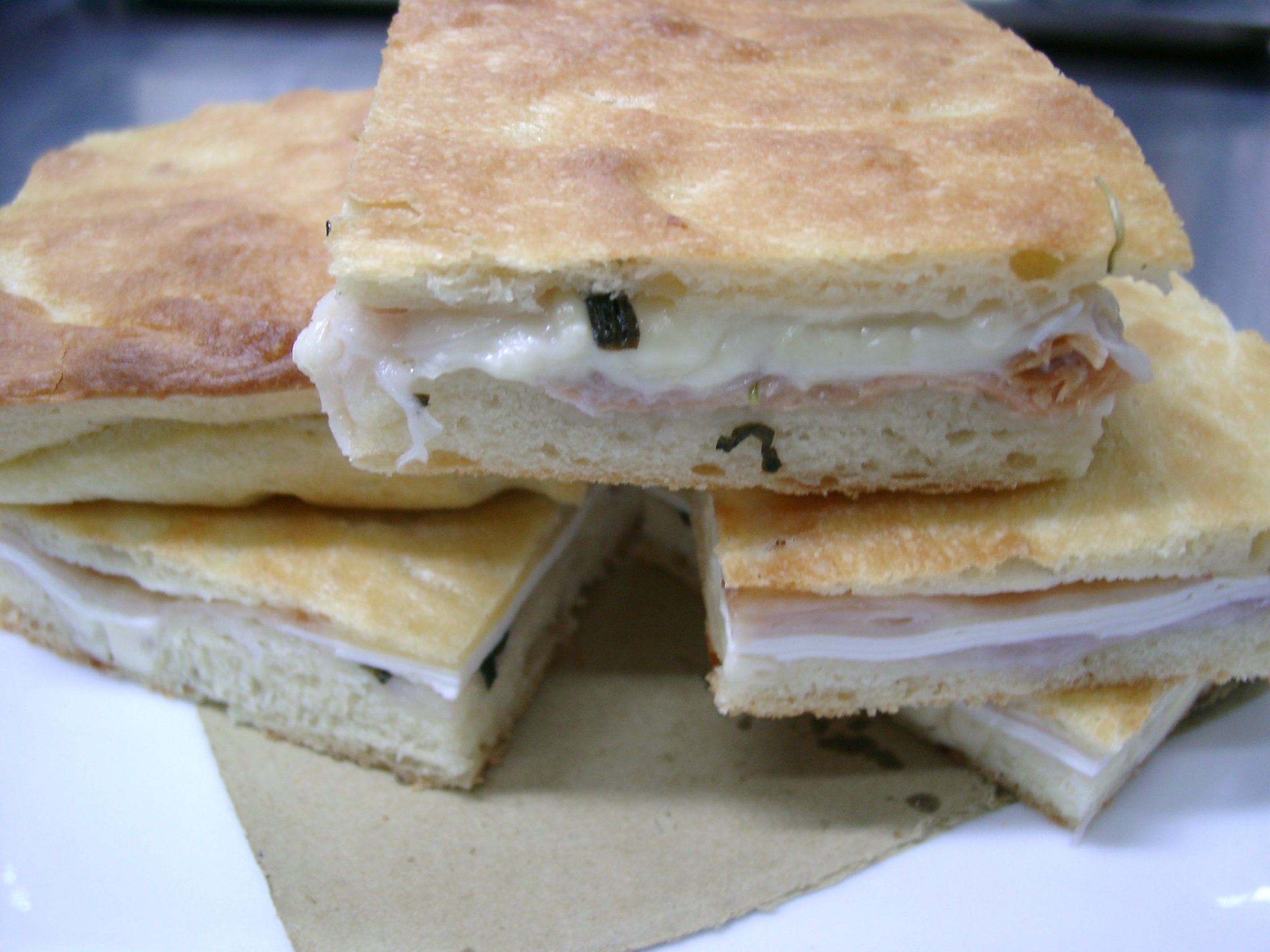 Focaccia con semola di grano russello  farcita con pesce spada marinato e mozzarella di bufala