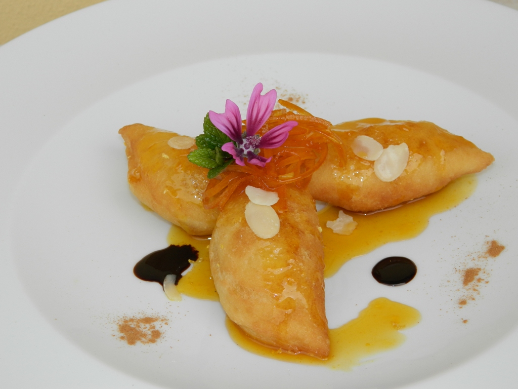 Ravioline di ricotta fritte  alla cannella, miele di zagara,arancia candita e vino cotto