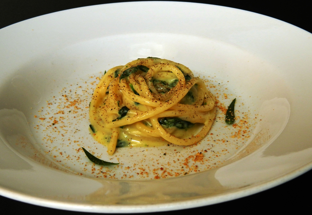 Spaghetti con strigoli,crema d’uovo  e pecorino siciliano