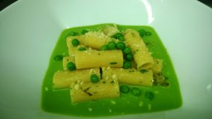 Rigatoni con crema di piselli cipollotto e pane tostato