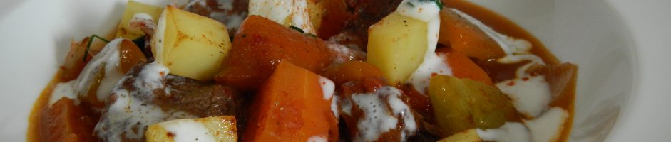 Bocconcini di manzo in brodetto con patate,peperoni e crema di tuma persa