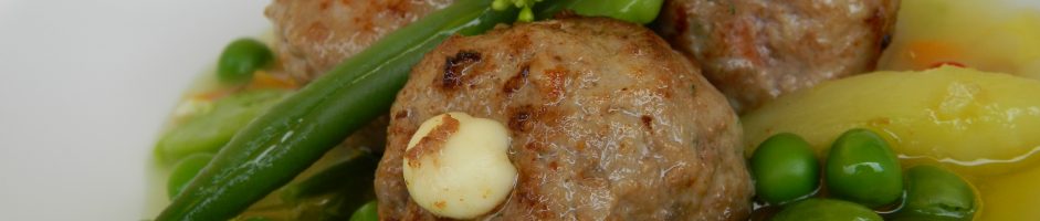 POLPETTE DI VITELLO CON PISELLI, PATATE E FAVE