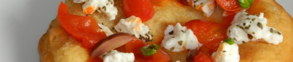 Pizza fritta con ciliegino e mozzarella di bufala