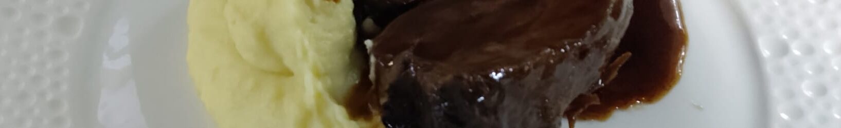 Ganascino di manzo cotto dolcemente,purè di patate al burro e salsa al Frappato di Vittoria