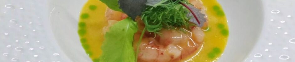 Crudo di Gamberi rossi in guazzetto di mela verde,smirnio,mango e zenzero