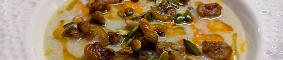 Crema di zucca e castagne arrosto,formaggio erborinato e olio alla cipolla affumicata